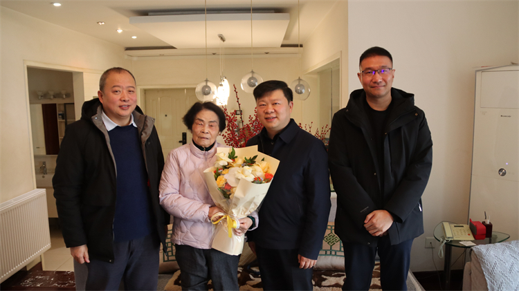 寒冬送暖意 關(guān)愛潤心田 —— 集團(tuán)公司領(lǐng)導(dǎo)走訪慰問老同志